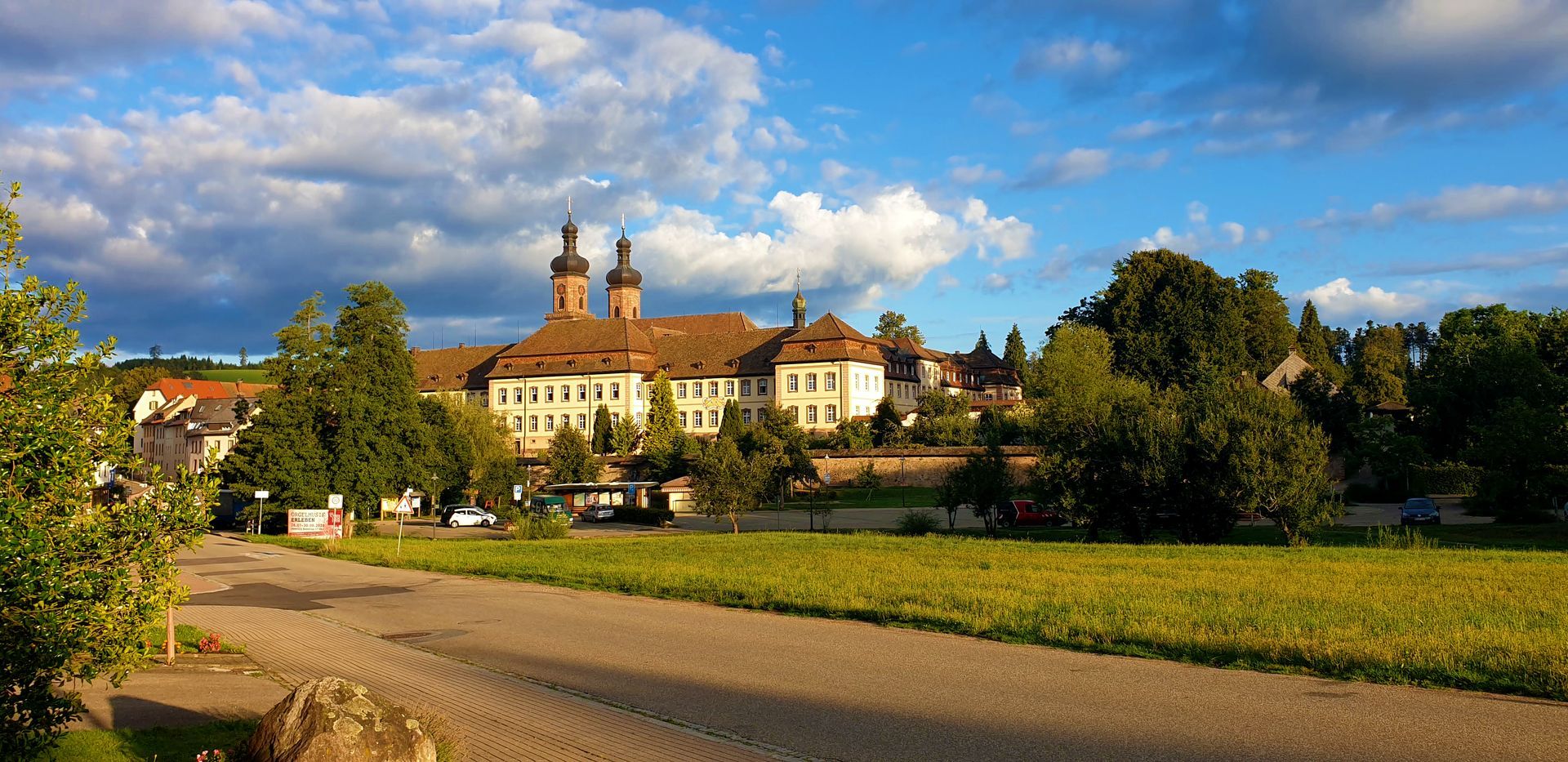 St. Peter im Schwarzwald mit der barocken Klosterkirche im Abendlicht